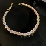 Pulsera dorada con circonias ovaladas engarzadas.