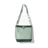 Cartera tipo tote color verde con detalles en verde oscuro, correa de hombro y cadena decorativa dorada.