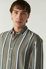 Camisa de mangas largas con estampado a rayas verticales en tonos verde oliva, blanco y azul. Corte regular y logo bordado en el pecho. Confeccionada en viscosa.
