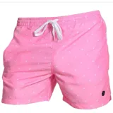 Short de baño color rosado con estampado de pequeñas palmeras blancas, cintura elástica con cordón ajustable y logo de la marca en la parte inferior.