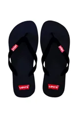 Ojotas negras con tiras anchas y logo de Levi's en rojo y blanco tanto en la tira como en la plantilla.