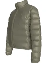 Campera puffer corta color verde oliva, con cuello alto y cierre frontal con cremallera. Tiene bolsillos laterales con cremallera y logo de Calvin Klein en el pecho.