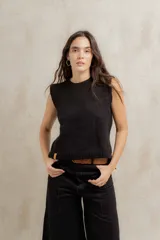 Chaleco tejido en lana merino, de cuello redondo y corte recto, con terminaciones acanaladas en cuello, sisas y ruedo.