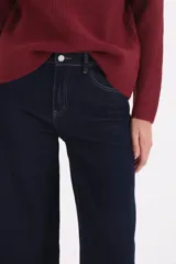 Pantalon de jean azul oscuro con corte ancho y botamangas con dobladillo ancho.