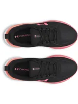 Championes de running Under Armour modelo Assert 11, color negro con detalles en rosado y suela blanca. Presentan parte superior de malla transpirable con revestimientos de cuero, amortiguación Charged+ en la mediasuela y suela de goma resistente.