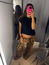 Pantalon de corte oxford con estampado animal print, confeccionado en tela suave con elasticidad. Presenta un diseño holgado y cintura elastizada para mayor comodidad.