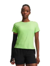Remera deportiva de manga corta Under Armour, confeccionada en tejido Iso-Chill ligero y elástico. Presenta perforaciones láser para ventilación, bajo con aberturas laterales y detalles reflectantes.