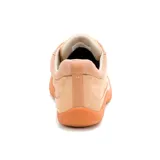 Championes Caterpillar modelo Versy Lo, color beige, confeccionados en cuero nobuk con detalles en gamuza. Presentan suela de goma color caramelo, cierre con cordones y logo de la marca grabado en el lateral y la puntera.