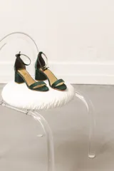 Sandalias de tacón ancho con tira delantera y correa ajustable al tobillo, confeccionadas en tela de tapicería con forro y plantilla de cuero.