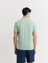 Remera azul con cuello polo y tapeta de dos botones.