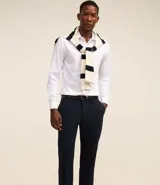 Pantalón slim cropped de sastrería color azul marino, con cintura con trabillas, bolsillos delanteros y traseros.