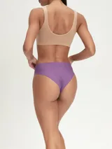 Bombacha tipo culotte de corte láser, color violeta, con diseño sin costuras y tiro medio.