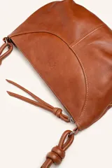 Cartera bandolera de cuero marrón con forma relajada, diseño de costuras curvas y detalles de nudos hechos a mano en las asas.