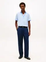 Camisa de manga corta Tommy Hilfiger en color celeste, confeccionada en tejido de popelina con tecnología flex. Presenta cuello clásico, cierre frontal con botones y el logo de la marca bordado en el pecho.