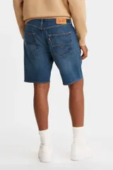 Short de denim azul de corte clásico, tiro medio y diseño de pernera recta con acabado dobladillo.