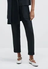 Pantalón color marrón, de corte carrot y cintura alta con elástico.