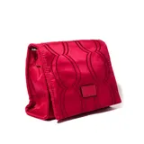 Bandolera fucsia de nylon con solapa y correa larga regulable.