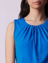 Musculosa negra de poliéster y elastano, con cuello redondo con frunces delanteros y abertura con botón en la espalda.