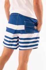Short de baño azul con franjas horizontales en celeste y azul claro. Cuenta con cintura elástica ajustable con cordón, dos bolsillos laterales y uno trasero.