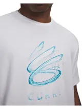 Remera de manga corta color blanco con estampa frontal del logo de Stephen Curry en tonos azules con efecto de agua. Confeccionada en tejido suave y ligero, ideal para uso deportivo o casual.