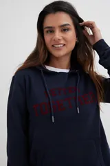 Buzo canguro azul marino con capucha y bolsillo frontal tipo canguro. Presenta un estampado en el pecho con el texto "BETTER TOGETHER" en color rojo desgastado.