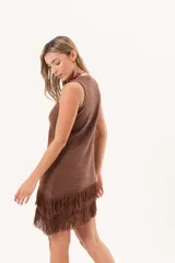 Vestido corto sin mangas de punto color marrón con sutil brillo, corte recto y dobladillo asimétrico adornado con flecos largos.