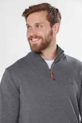 Buzo liso de punto fino en hilo de algodón color azul marino, con cuello alto y cierre frontal parcial con detalle de tirador de cuero.