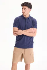 Bermuda cargo negra con cintura elastizada y cordón ajustable, de corte holgado y bolsillos laterales con solapa.