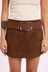 Cinto de cuero marrón con diseño de tachas metálicas plateadas dispuestas en líneas verticales y hebilla cuadrada metálica.