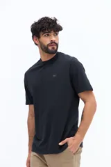 Remera clásica lisa de algodón color azul marino, con escote redondo y logo estampado en relieve en el pecho.