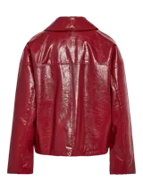 Chaqueta de cuero sintético con acabado charol color bordó, cuello clásico, mangas largas y cierre frontal con broches a presión.