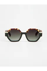 Lentes de sol Tiwi Valette con montura hexagonal de acetato color verde oscuro y carey, con lentes degradadas en verde.