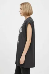 Remera negra de algodón, con cuello redondo, mangas cortas holgadas con vuelta y estampa floral grande en el pecho.