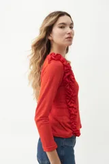 Remera color rojo con escote en V y volados laterales.