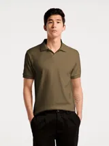 Camiseta tipo polo de corte regular, color verde oliva, con cuello clásico y mangas cortas con terminación en rib.