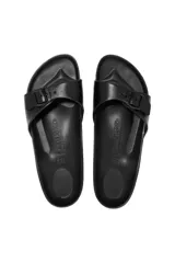 Sandalia Birkenstock Madrid Eva, color negro, de goma eva, con hebilla ajustable.