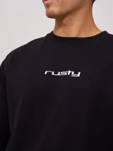 Sweater color arena con logo Rusty estampado en el pecho, de corte regular fit.