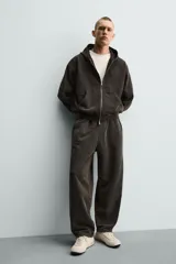 Pantalón jogger balloon fit de hombre, color negro con efecto lavado, confeccionado en algodón con interior afelpado. Cuenta con cintura elástica, bolsillos laterales y detalle de bolsillos traseros.