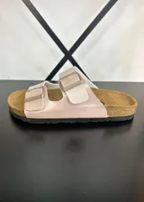 Sandalias de dedo color rosa con hebillas plateadas y plantilla de corcho.