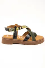 Sandalias planas de cuero con suela track marrón y tiras cruzadas en el empeine con diseño texturizado en tonos verde, negro y animal print de serpiente, además de una tira ajustable al tobillo con hebilla metálica.