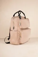 Mochila color verde militar de nylon con asa fija doble, dos bolsillos externos frontales con cierre, dos compartimentos laterales y un compartimento interno grande.