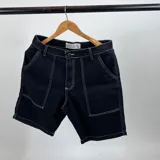 Bermuda de jean negra con pespunte en hilo blanco a contraste.