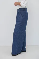 Pantalón de corte ancho y tiro alto, confeccionado en tejido con textura tipo espiga en color azul. Presenta pinzas en la cintura y costuras reforzadas.
