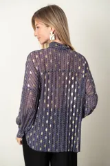 Camisa de gasa plisada color violeta con estampado de círculos dorados, de corte holgado y manga larga.