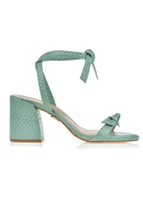 Sandalia verde con textura de piel de serpiente, taco cuadrado y pulsera al tobillo con nudo.