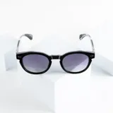 Lentes de sol negros con cristales polarizados esfumados y protección UV400.