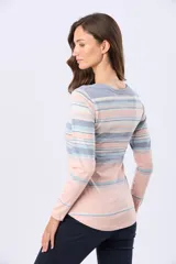 Remera manga larga con cuello redondo y botones, con estampado de rayas horizontales en tonos lavanda, beige, blanco y celeste.