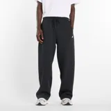 Pantalón de jogging New Balance de corte recto, confeccionado en tejido polar cepillado. Presenta cintura elástica con cordón ajustable, bolsillos laterales y un bolsillo trasero. Incluye el logotipo de la marca bordado en la pierna izquierda.