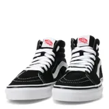 Championes Vans modelo Sk8-Hi de caña alta, color negro con la icónica banda lateral blanca. Confeccionados en una combinación de gamuza y lona, cuentan con puntera reforzada, cuello acolchado para mayor soporte y la clásica suela de goma tipo waffle.