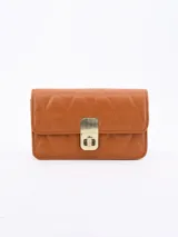 Bandolera color marrón con diseño acolchado y pespuntes en forma de rombos. Tiene cierre dorado y correa larga para colgar.